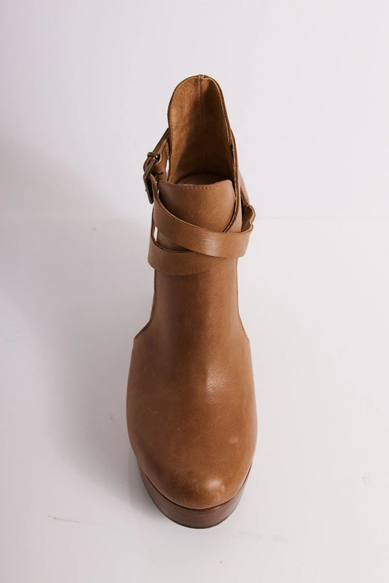 Cedar Leather Clog in Tan Leather