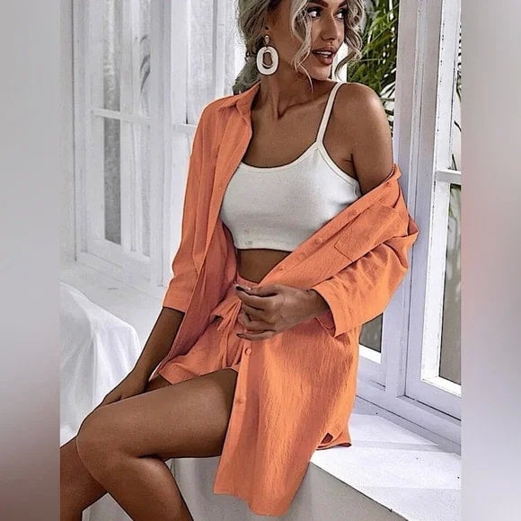 Passendes Set aus Shorts und Bluse in Korallenorange