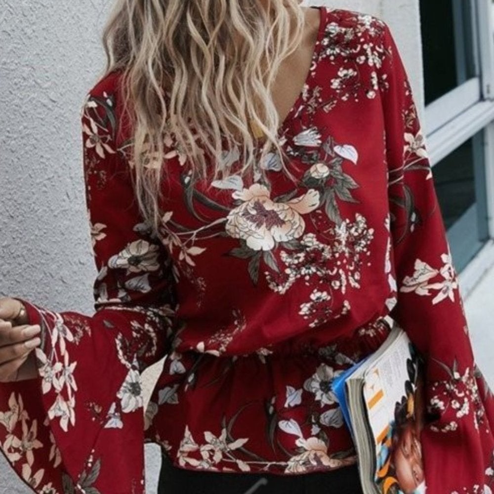 Rote Boho-Bluse mit Schößchen und Blumenmuster