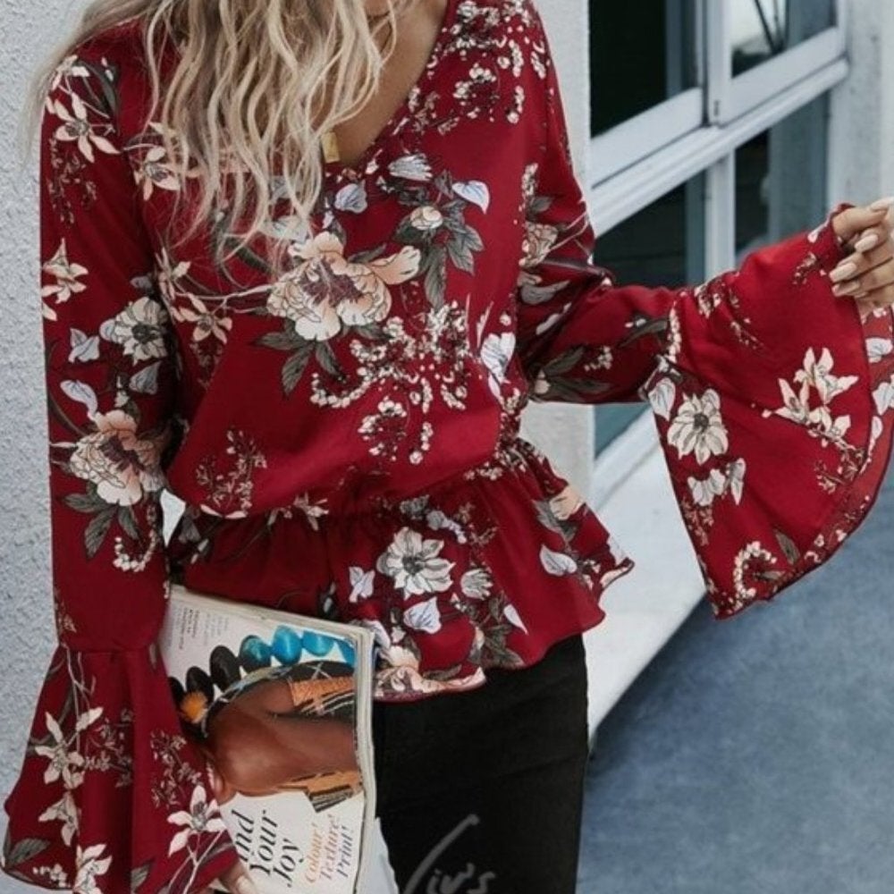 Rote Boho-Bluse mit Schößchen und Blumenmuster