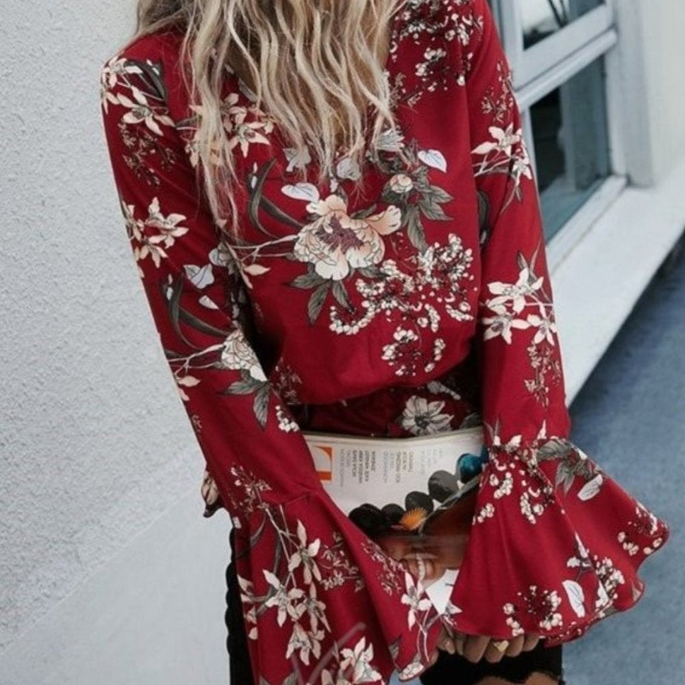 Rote Boho-Bluse mit Schößchen und Blumenmuster