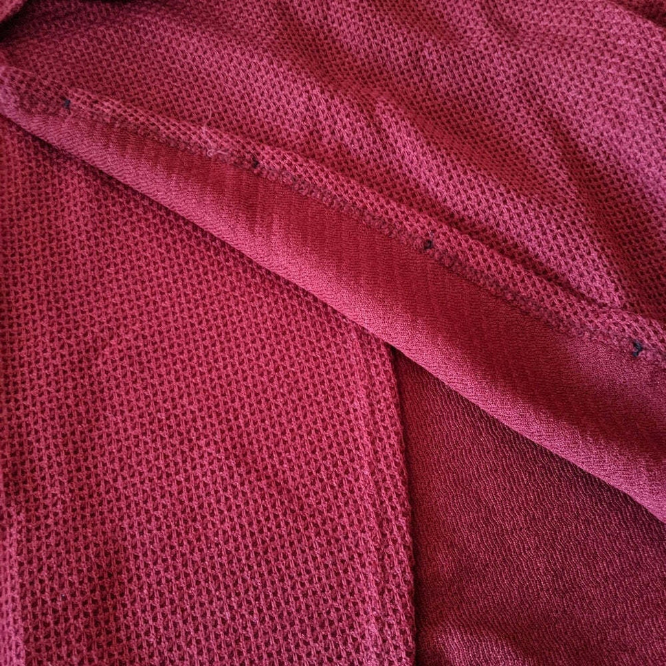 Weinroter Pullover mit Knopfverzierung