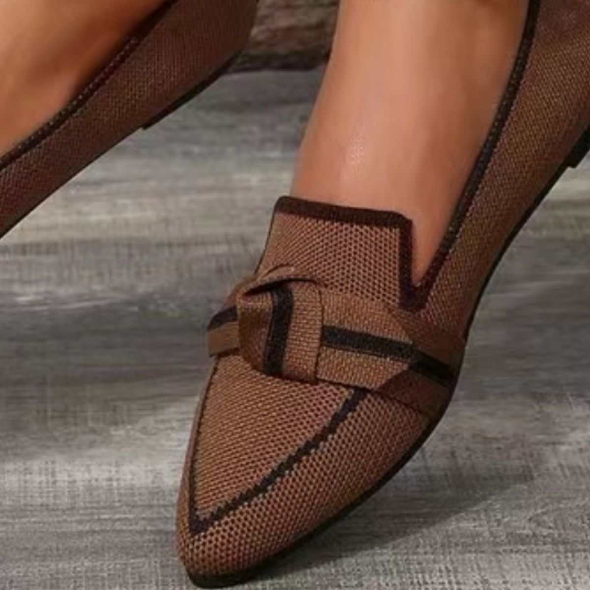 Loafer mit spitzer Spitze und Schleife in Kontrastfarbe