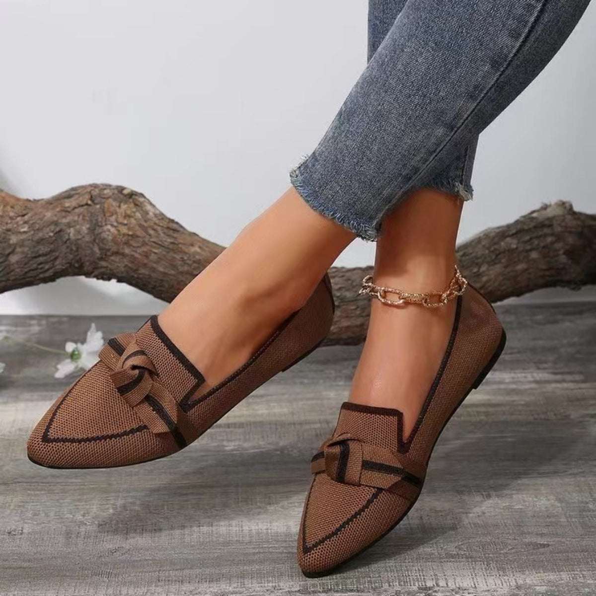 Loafer mit spitzer Spitze und Schleife in Kontrastfarbe