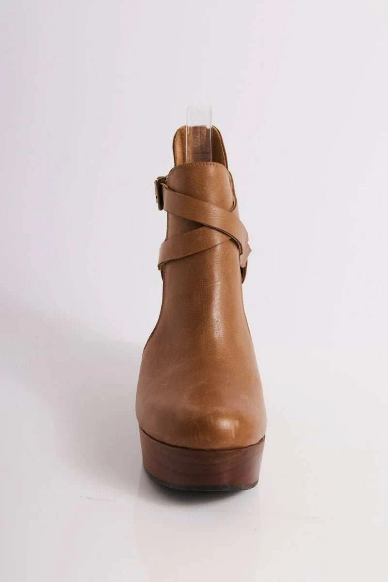 Cedar Leather Clog in Tan Leather - Primrose Signature Boutique