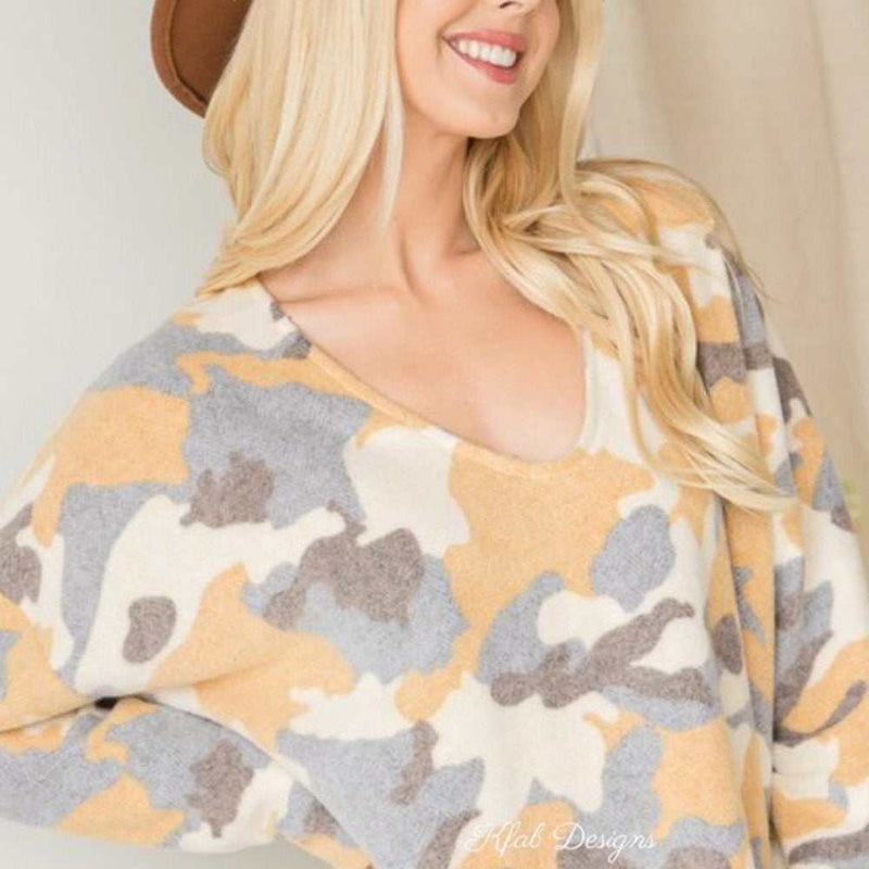 Gemütlicher, leichter Pullover in Senfgelb mit Camouflage-Print-zoom-