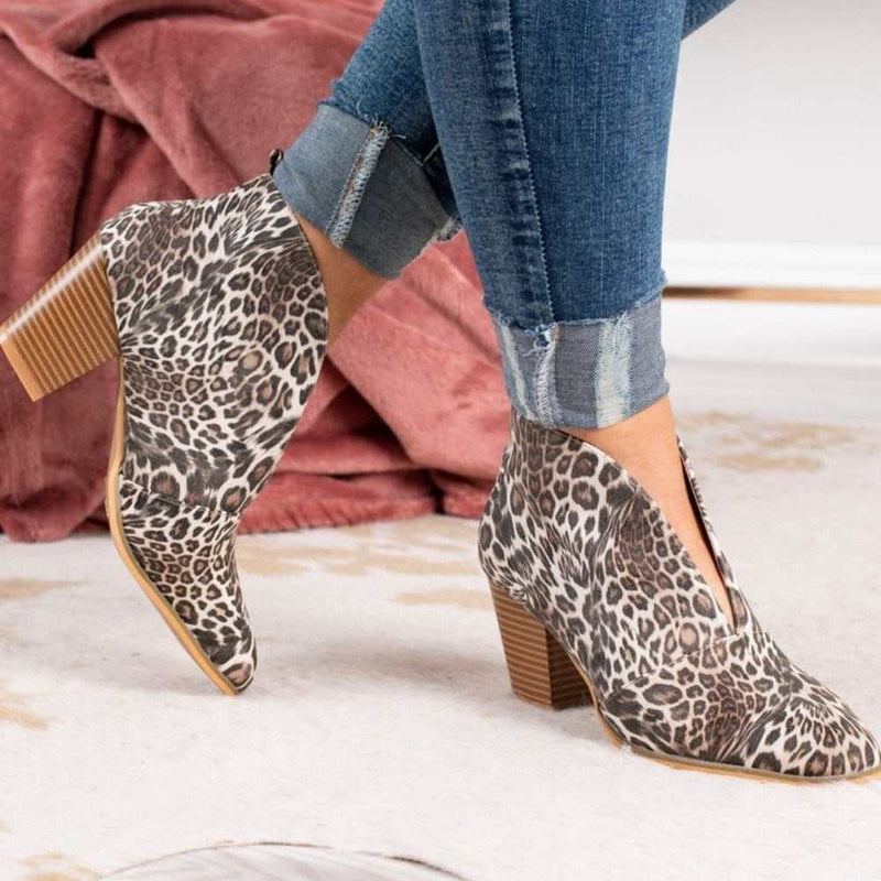 Stiefeletten mit tiefem V-Ausschnitt und Blockabsatz und Leopardenmuster-zoom-