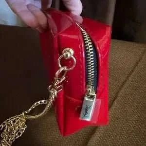 Rote Kosmetiktasche mit Kette-zoom-