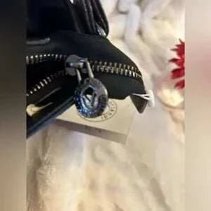 Schwarze Umhängetasche aus veganem Leder-zoom-